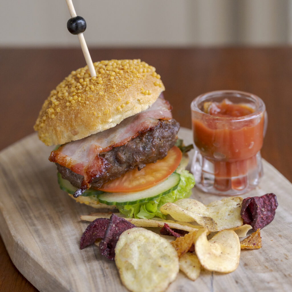 Hamburgertje met bacon en tomatensalsa