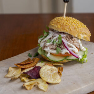 Robuuste tonijnsalade met dille mayonaise