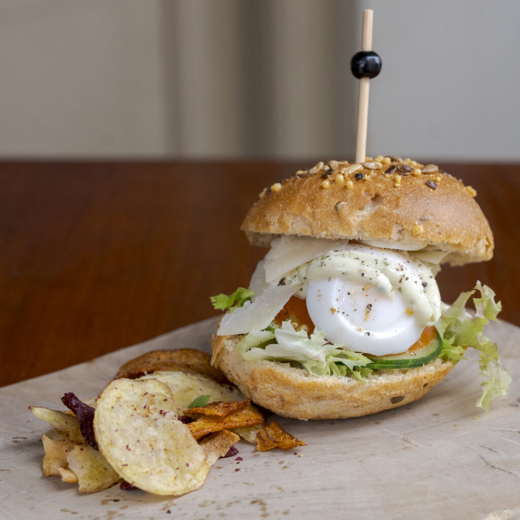 Gezond met oude kaas, pesto mayonaise en gekookt ei