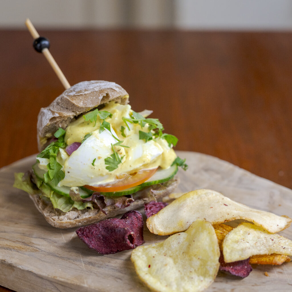 Grove eiersalade met kerriemayonaise