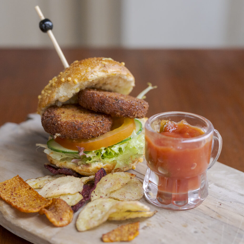 Falafelburger met salsasaus