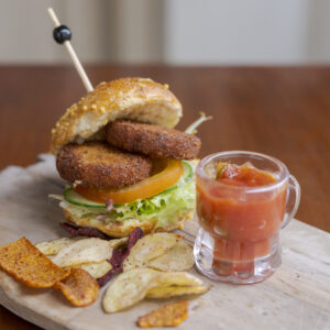 Falafelburger met salsasaus