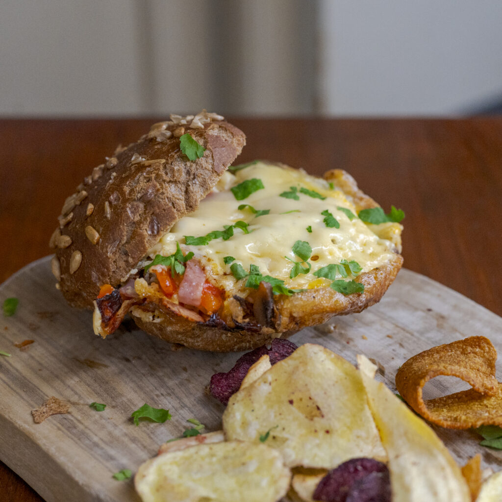 Kleine omelet (paprika, champignon, ham en kaas)