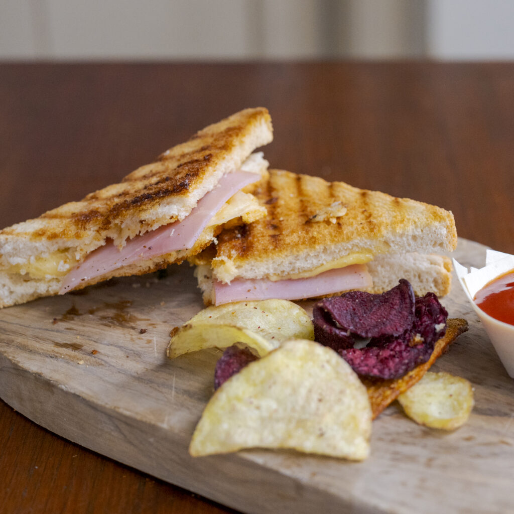 Kleine tosti met ham, kaas en ketchup