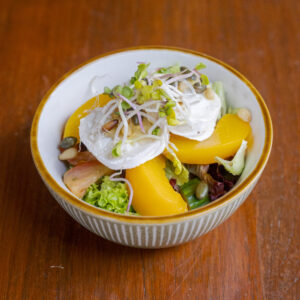 Geitenkaassalade met passievruchtdressing en perzik