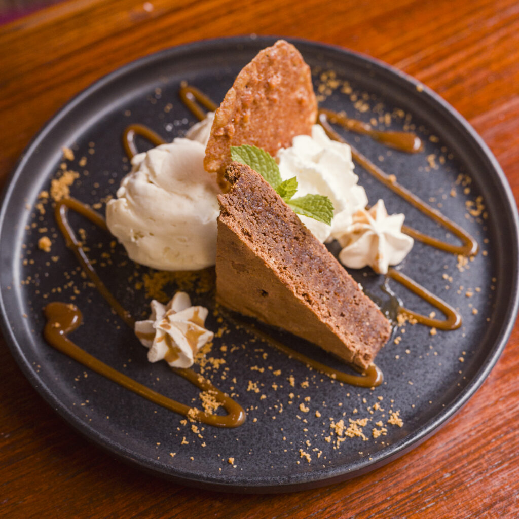 Brownie met gezouten karamel en vanille-ijs