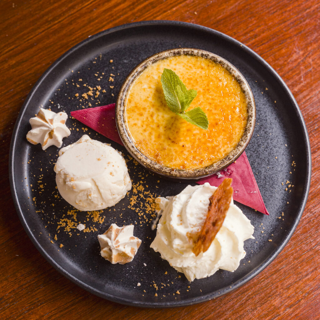 Crème brûlée met vanille-ijs