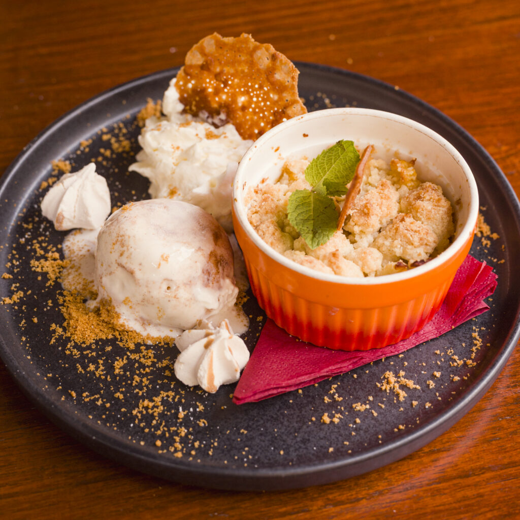 Appelcrumble met kaneelijs